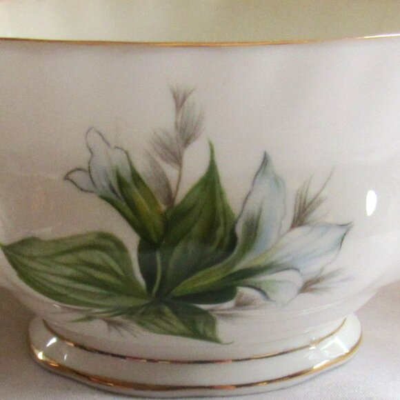 Royal Albert Trillium Sugar Bowl, Gold Gilt Trim, Finest English Bone China  I11 - Picture 1 of 3